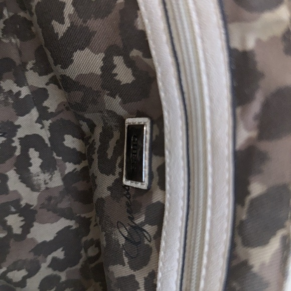 Guess satchel used but still in good shape - Picture 3 of 8